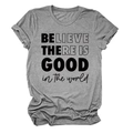 Dettaglio della stampa Believe There Is Good su una t-shirt grigia a maniche corte in cotone - S / Grigio Scuro (Carattere Nero)