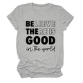 Vue détaillée à plat du t-shirt gris à col rond avec citation Be the Good noire - S / Gris Clair (Police Noire)
