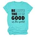 Gros plan détaillé sur l'imprimé texte Believe There Is Good sur un t-shirt bleu turquoise - S / Bleu Eau Profonde (Police Noire)