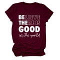 Détail du t-shirt bordeaux en coton avec imprimé blanc 'Believe There Is Good' artistique - S / Rouge Vin (Police Blanche)