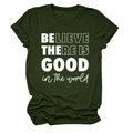 Détail des manches retroussées et graphique Be Good sur t-shirt vert armée - S / Vert Armée (Police Blanche)