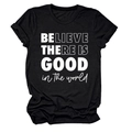 Gros plan du texte BELIEVE THERE IS GOOD imprimé sur le t-shirt noir en coton - S / Noir (Police Blanche)