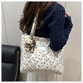 Detalle del bolso tote acolchado blanco con corazones y un bonito colgante de peluche - Con Colgante de Dibujos Animados / Blanco & Negro
