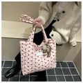 Bolso tote rosa acolchado con corazones rojos y un dije de peluche en entorno lifestyle - Con Colgante de Dibujos Animados / Rosa