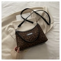 Dettaglio borsa leopardata con manici in pelle nera e tracolla regolabile per donna - Leopardo Caffè