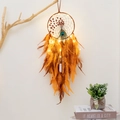 Capteur de rêves avec plumes de paon, lumières LED chaudes et accents marron - Avec lumière / 9371CD
