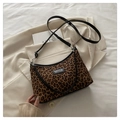 Dettaglio borsa leopardata con trama felpata, manico in pelle ed etichetta logo - Leopardo Marrone