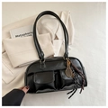 Borsa sottobraccio minimalista in PU nero con doppie tasche frontali e ciondolo da tennis - Con Ciondolo / Nero