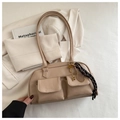 Borsa a tracolla beige minimalista con doppie tasche frontali e ciondolo a chiave vintage - Con Ciondolo / Cachi scuro