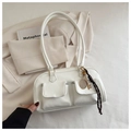 Borsa sottobraccio in pelle PU bianco crema con ciondoli decorativi e tasche a patta - Con Ciondolo / Bianco