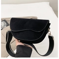 Bolso de hombro negro mate con correa ancha ajustable en blanco y negro moderno - Negro