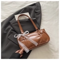 Sac baguette marron caramel avec nœud en dentelle blanche et rivets argentés - Marron