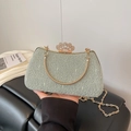Dettaglio della borsa da sera in pizzo verde chiaro con chiusura a corona dorata - Verde