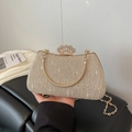 Dettaglio della borsa da sera in pizzo beige con chiusura a corona e catena dorata - Oro