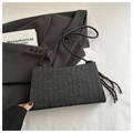 Bolso tote de paja negra tejida a mano con patrón de espiga y correa de cuero minimalista - Con Colgante / Negro