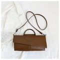 Détail du sac marron foncé avec motif crocodile et poignée semi-circulaire en métal argent - Marron