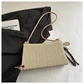 Bolso tote de paja tejida beige con colgante de raqueta y borla sobre fondo blanco - Con Colgante / Caqui Oscuro