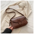 Sac bandoulière vintage marron minimaliste en cuir synthétique mat sur blazer - Marron