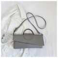 Gros plan sac bandoulière gris texture serpent et poignée métal sur costume blanc - Gris