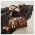 Détail du sac Boston marron foncé avec nœud en perles et breloque en forme de cœur - Marron
