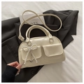 Détail du sac Boston blanc cassé avec pendentif nœud perlé et doubles poches avant - Blanc