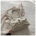 Dettaglio della borsa in pelle verniciata bianco crema con fiocchi e doppie tasche - Bianco