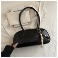 Schicke schwarze Schultertasche mit Holzperlen-Anhänger und modischer Prägung - Mit Anhänger / Schwarz
