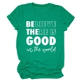 Détail d'un t-shirt en coton vert avec inscription 'Believe there is good' en blanc - S / Vert Foncé (Police Blanche)
