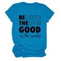 Détail du t-shirt bleu ciel avec impression de slogan Believe There Is Good en noir - S / Bleu Lac (Police Noire)