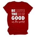 T-shirt rouge en coton avec texte 'Believe There Is Good' sur fond blanc pur - S / Rouge (Police Blanche)