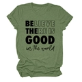 Vue détaillée du t-shirt vert col rond avec l'inscription inspirante Be The Good imprimée - S / Vert Olive (Police Noire)