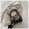 Sac à main nuage plissé marron foncé avec bandoulière chaîne dorée en similicuir de qualité - café