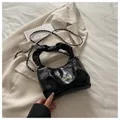 Borsa a mano nera arricciata con tracolla a catena e manico dal design minimalista - Con Ciondolo / Nero