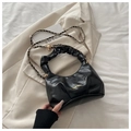 Sac à main noir plissé style nuage avec bandoulière chaîne dorée et boucle à bille réglable - Noir