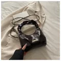 Borsa a spalla marrone scuro arricciata con elegante tracolla a catena intrecciata - Con Ciondolo / Marrone