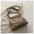 Bolso de hombro chic en piel de charol caqui con forma de media luna y hebilla de plata - Caqui