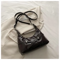 Bolso de hombro chic en forma de luna marrón oscuro con acabado brillante y hebilla - café