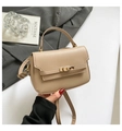 Bolso de mano minimalista en cuero beige crema con cierre de giro dorado y correa fina - Caqui Oscuro