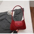 Dunkelrote Schultertasche mit Krokodilprägung und elegantem silbernen Schleifenverschluss - Rot