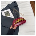 Elegante bolso de noche rojo vino con ribete dorado ondulado y fina correa de cadena - Burdeos