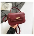 Bolso bandolera de cuero rojo vino con cierre de giro dorado y asa superior - Rojo