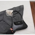 Modische schwarze Krokodil-Muster Schultertasche mit silberner Metallschleife Deko - Schwarz
