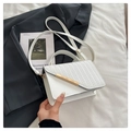 Detail van witte handtas met geweven textuur, gouden metalen accent en smalle riem - Wit