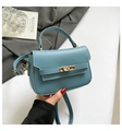 Bolso bandolera azul minimalista con cierre de giro dorado y correa ajustable - Azul