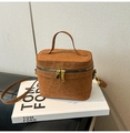 Braune Schultertasche in Wildlederoptik mit Leopard-Muster und Gold-Beschlägen - Mit Anhänger / Braun