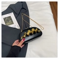 Elegante bolso de noche negro con adorno ondulado dorado y correa de cadena - Negro