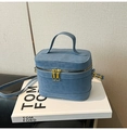 Strukturierte blaue matte Umhängetasche mit Griff oben und goldenem Doppelreißverschluss - Mit Anhänger / Blau