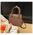 Detailansicht der braunen Wildledertasche mit matter Textur und goldenem Drehverschluss - Kaffeebraun