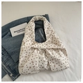 Gros plan détaillé du sac à bandoulière en velours beige avec nœud et motifs cœurs - Blanc