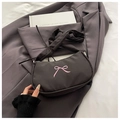 Borsa a mezzaluna nera con ricamo a fiocco rosa e tracolla con dettagli a volant - Nero